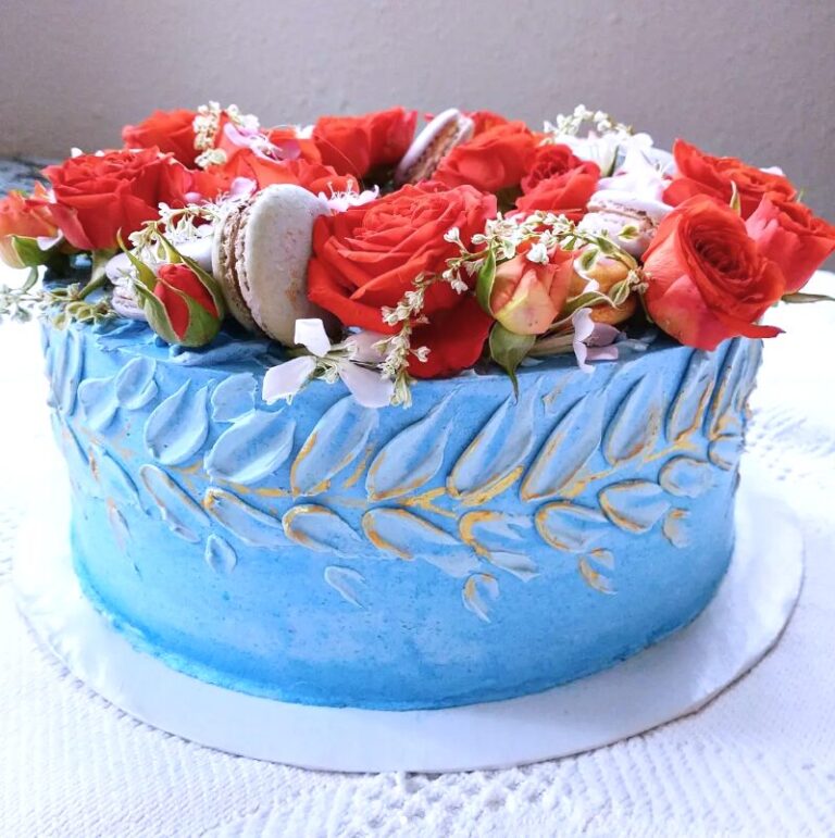 rose & macaron cake